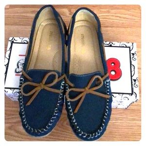 Selling a pair of Studio 38 Causal loafer like new